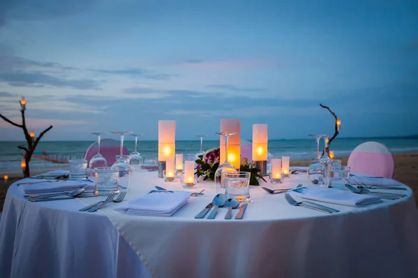 Duka bordet till middag på stranden. — Stockfoto