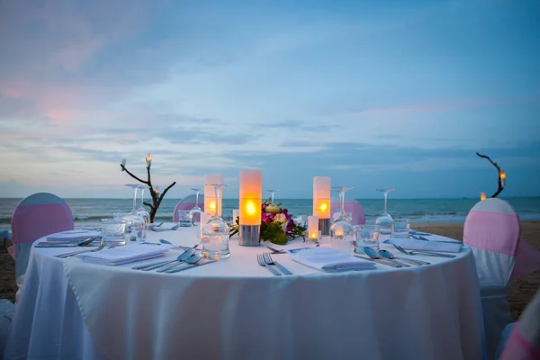Dek de tafel voor het diner op het strand. — Stockfoto
