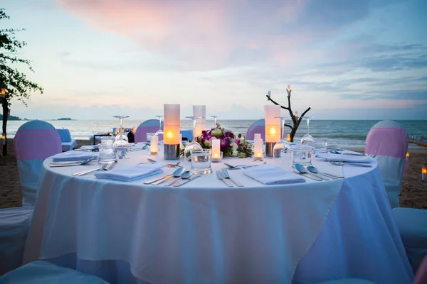 Ponga la mesa para la cena en la playa . — Foto de Stock