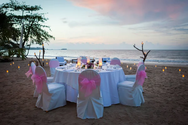 Set the table for dinner on the beach. — Stock Photo, Image