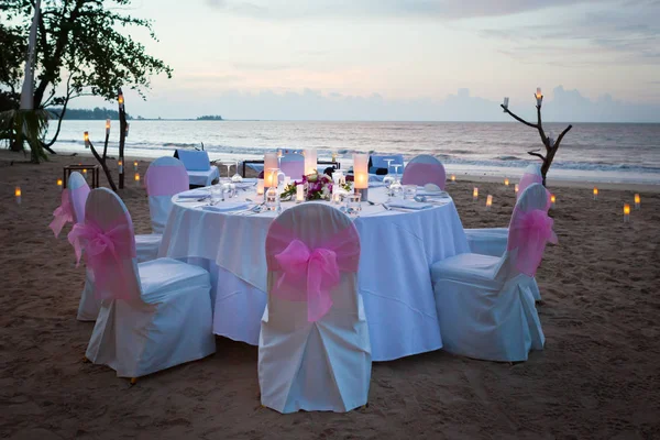 Dek de tafel voor het diner op het strand. — Stockfoto