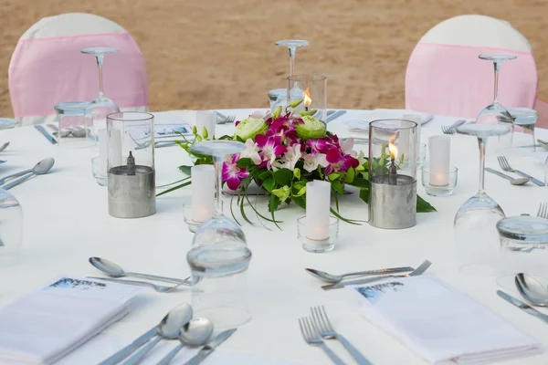 Apparecchiare la tavola per la cena sulla spiaggia . — Foto Stock