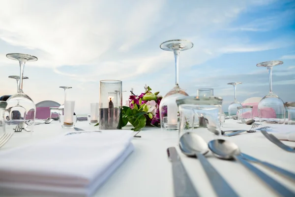 Mettre la table pour le dîner sur la plage . — Photo