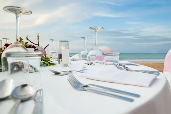 Накрыть стол на ужин на пляже . — стоковое фото