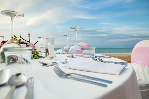 Duka bordet till middag på stranden. — Stockfoto