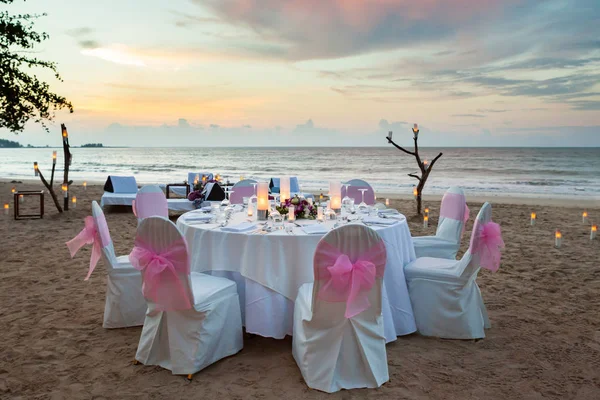Накрыть стол на ужин на пляже . — стоковое фото