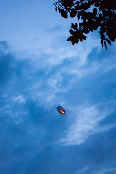 Lanternes flottantes dans le ciel du soir . — Photo