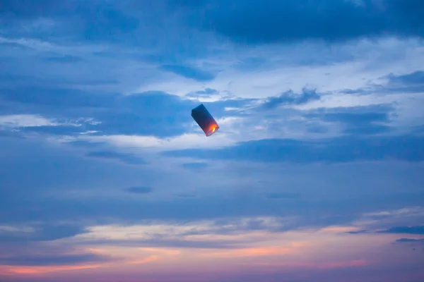 Floating lanterns in the evening sky. — Stock Photo, Image