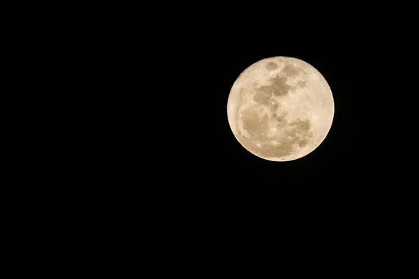 Pleine lune dans la nuit noire — Photo