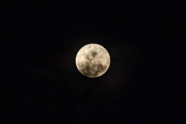 Fullmåne på den mörka natten — Stockfoto