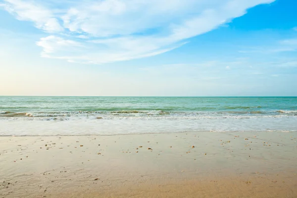 Hermosa playa tropical y el mar . — Foto de Stock