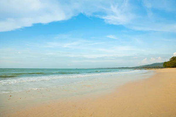 Piękna tropikalna plaża i morze . — Zdjęcie stockowe