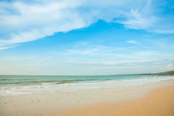 Mooi tropisch strand en zee . — Stockfoto