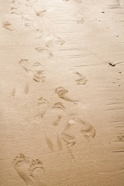 Empreintes de pas sur la plage sable. — Photo