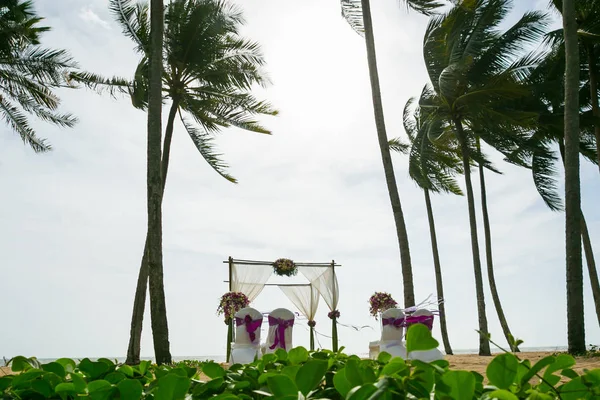 Arco de casamento decorado na praia de areia tropical, praia ao ar livre casado — Fotografia de Stock