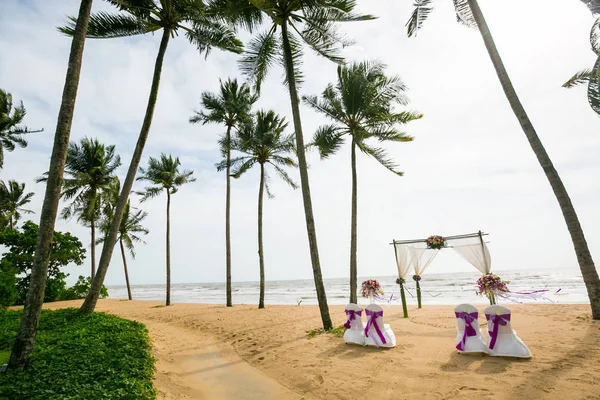 Esküvő ív díszített trópusi homokos strand, szabadtéri strand házas — Stock Fotó
