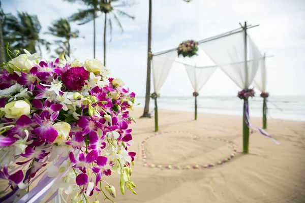 Wedding arch decorated on tropical sand beach, outdoor beach wed — Stock Photo, Image