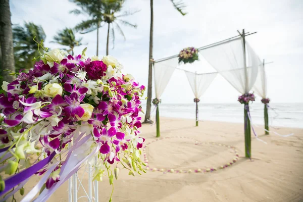 Hochzeitsbogen dekoriert am tropischen Sandstrand, Außenstrand verheiratet — Stockfoto