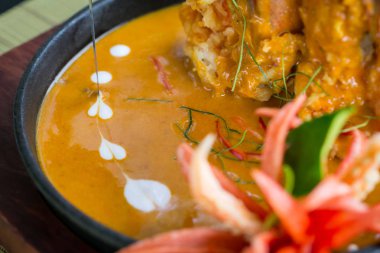 Baharatlı otlu Hindistan cevizi sütü soslu Tayland yemeği karidesi