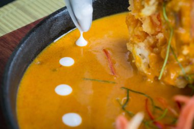 Baharatlı otlu Hindistan cevizi sütü soslu Tayland yemeği karidesi