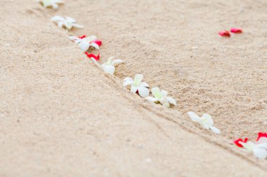 Sahildeki bir düğün töreninde çiçek aranjmanı..