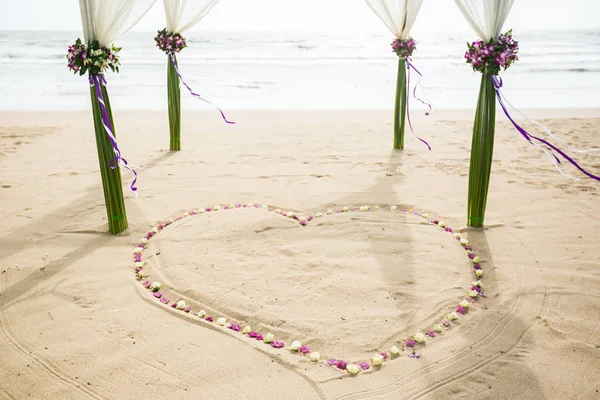 Arco de boda decorado en la playa de arena tropical, playa al aire libre wed —  Fotos de Stock