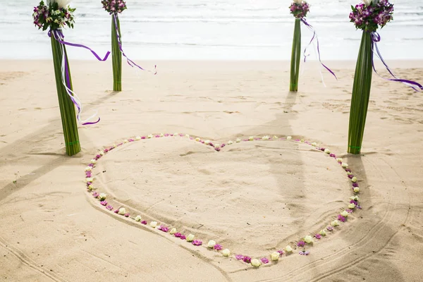 Arco de boda decorado en la playa de arena tropical, playa al aire libre wed —  Fotos de Stock