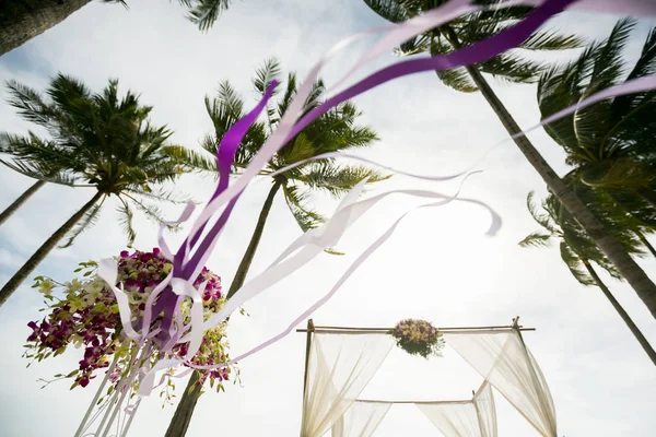 Arco de boda decorado en la playa de arena tropical, playa al aire libre wed —  Fotos de Stock