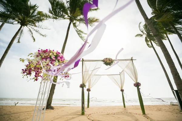 Matrimonio arco decorato sulla spiaggia di sabbia tropicale, spiaggia all'aperto sposato — Foto Stock