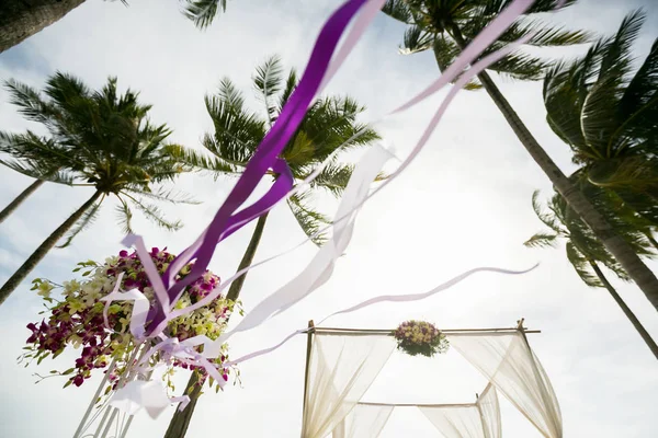 Arco de casamento decorado na praia de areia tropical, praia ao ar livre casado — Fotografia de Stock