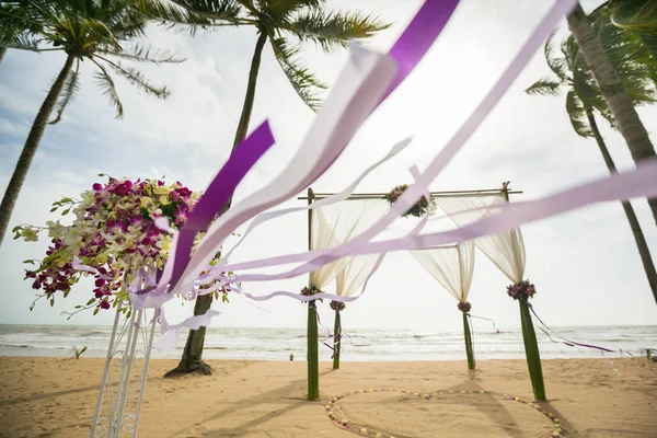 婚礼拱门装饰在热带沙滩上，户外海滩结婚 — 图库照片