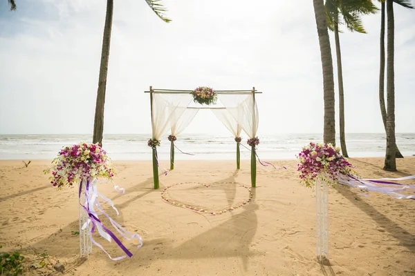 Arco de boda decorado en la playa de arena tropical, playa al aire libre wed —  Fotos de Stock