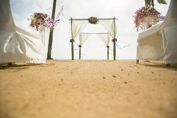 Arco de boda decorado en la playa de arena tropical, playa al aire libre wed — Foto de Stock