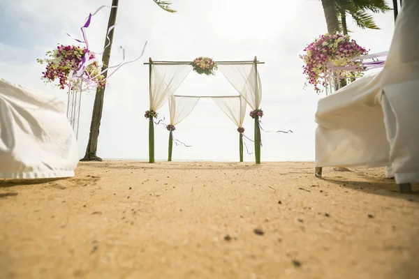 Свадебная арка, украшенная на тропическом песчаном пляже, открытый пляж — стоковое фото