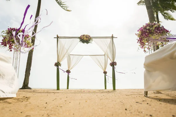 Matrimonio arco decorato sulla spiaggia di sabbia tropicale, spiaggia all'aperto sposato — Foto Stock