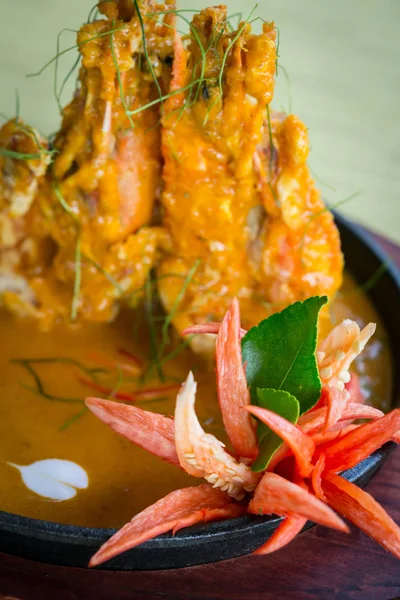 Camarão de comida tailandesa em molho de leite de coco de ervas picantes — Fotografia de Stock