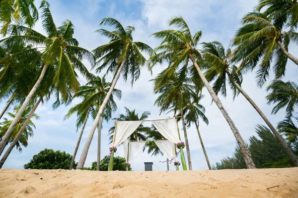 Schöner Hochzeitsbogen am Strand — Stockfoto