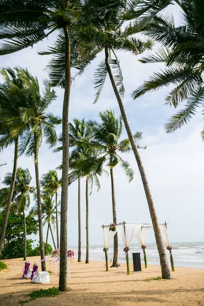 Beautiful wedding arch on the beach — Stock Photo, Image