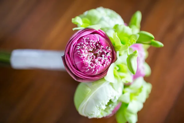 Schöne Blumen auf der Hochzeit. — Stockfoto