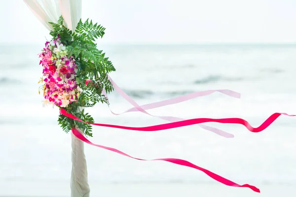 Цветочные Композиции Свадебной Церемонии Пляже — стоковое фото