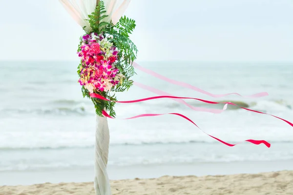 Sahildeki Bir Düğün Töreninde Çiçek Aranjmanı — Stok fotoğraf