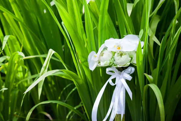 Buquê de orquídea de dia de casamento. (Foco Seletivo ) — Fotografia de Stock