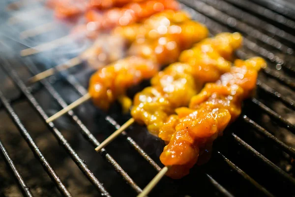 Kip saté op barbecue grill gekookt . — Stockfoto