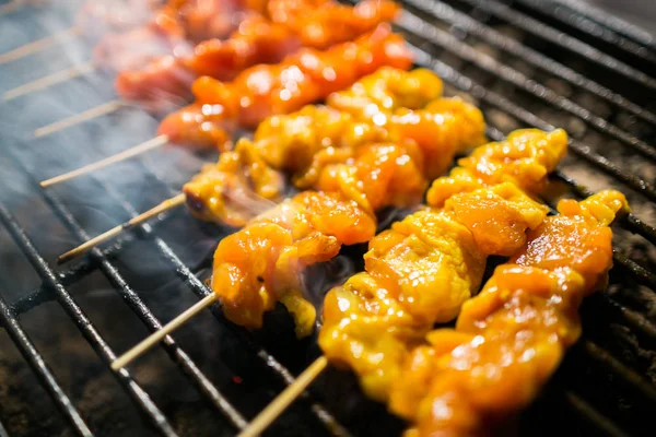 Satay de poulet sur barbecue grill cuit  . — Photo