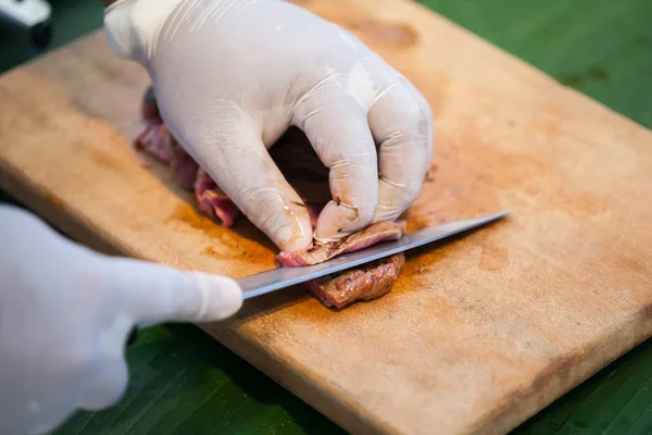 Rindersteak auf Schneidebrett. — Stockbild Rindersteak auf Schneidebrett. Stockbild