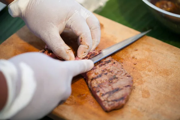Steak de boeuf sur planche à découper . — Photo
