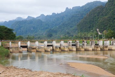 Su kaldırma kapısı, küçük baraj, Tayland 'da sulama barajı..