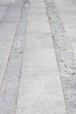 Tayland 'daki tropikal bahçede çimentodan yapılmış yol..