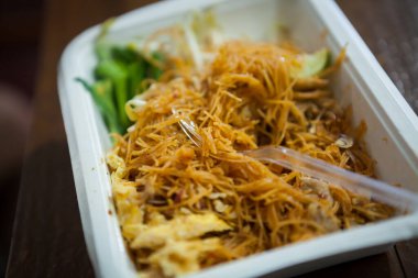 Pad Thai, yumurta, sebze ve tavuklu kızarmış pirinç eriştesi. (Seçici Odaklanma)