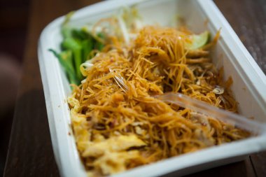 Pad Thai, yumurta, sebze ve tavuklu kızarmış pirinç eriştesi. (Seçici Odaklanma)